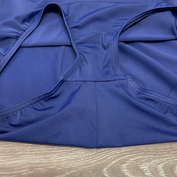 Lands’ End 510136 Tugless Low Leg One Piece Swimsuit Navy 10 - Picture 10 of 16